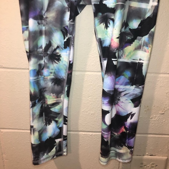 Fabletics Salar Multi-Colored Floral Capris Size Small - Picture 3 of 10
